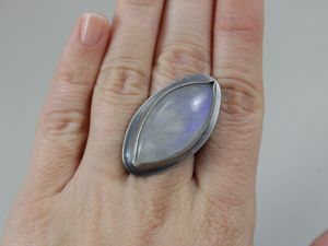 Kamień księżycowy i srebro - masywny pierścionek - ChileArt
